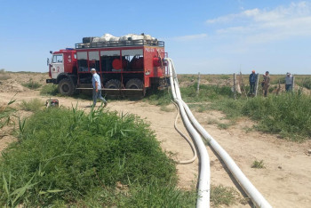 Фотография к новости: Сквозь жару и пыль: спасатели обеспечивают полив в засушливых районах