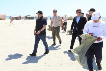 Фотография к новости: Аким Мангистау вышел на уборку побережья Каспия и призвал туристов к чистоте