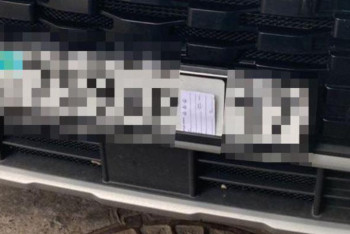 Фотография к новости: Хитрый астанчанин прикрыл номер авто бумажкой и лишился свободы