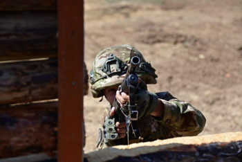 Фотография к новости: Казахстанские бойцы отрабатывают уничтожение беспилотников