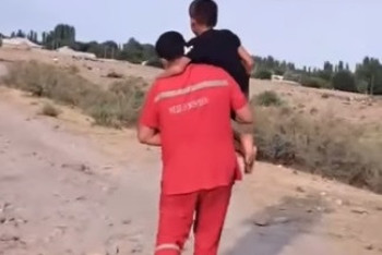 Фотография к новости: Не смог проехать — понёс на руках: фельдшер из Туркестана растрогал всю страну