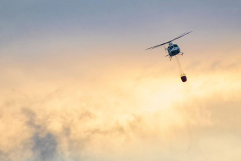 Фотография к новости: Вертолёт взлетел в опасной близости от людей на Медео