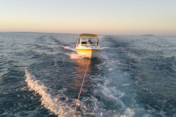 Фотография к новости: На Алаколе спасли девять человек с дрейфующего катера