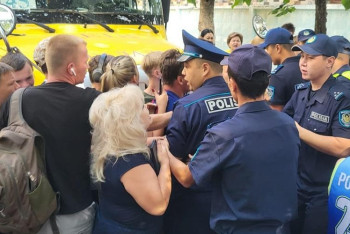 Фотография к новости: Переезд детдома из Алматы в Конаев: одна девочка потеряла сознание, у мальчика травма