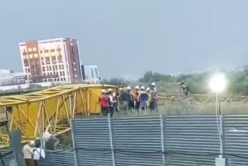 Фотография к новости: "Недочет": В Минпромышленности прокомментировали падение крана в Астане