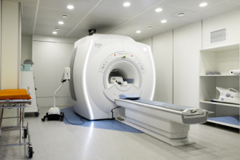 Фотография к новости: 61-летнего мужчину насмерть втянуло в МРТ-аппарат в частной клинике