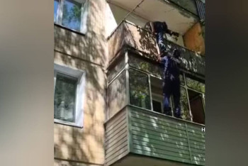 Фотография к новости: В Усть-Каменогорске полицейские спасли пожилую женщину, проникнув в квартиру через балкон