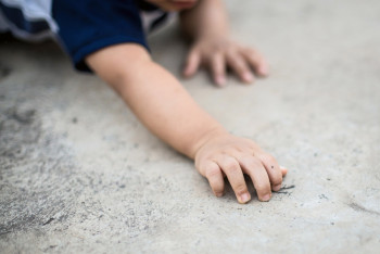 Фотография к новости: В Жамбылской области ребенок застрял между бетонными плитами