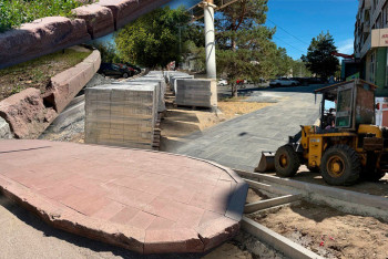 Фотография к новости: Гранит и брусчатка за полмиллиарда: зачем акимат Костаная снова ставит бордюры сомнительной прочности?