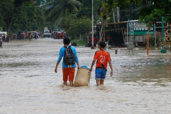Фотография к новости: Тайфун обрушился на Филиппины: десятки погибших, тысячи эвакуированы