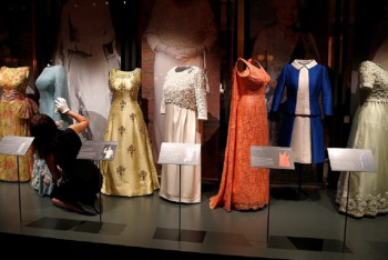 Фотография к новости: Букингемский дворец откроет выставку платьев королевы Елизаветы II