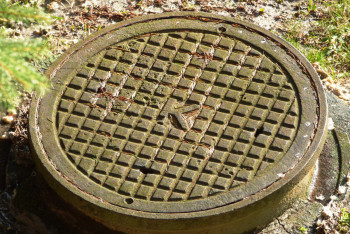 Фотография к новости: В Семее ребёнок упал в открытый колодец