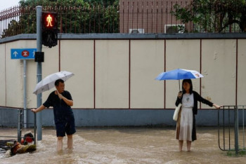 Фотография к новости: В Гонконге из-за ливней объявлен высший уровень погодной опасности