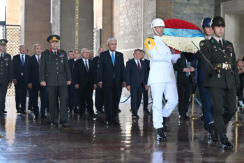 Фотография к новости: Токаев почтил память Ататюрка в Турции