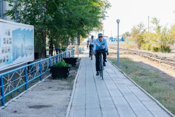 Фотография к новости: В Атырауской области госслужащие пересели на велосипеды