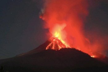 Фотография к новости: В Индонезии вулкан выбросил пепел на высоту 19 км: есть угроза цунами