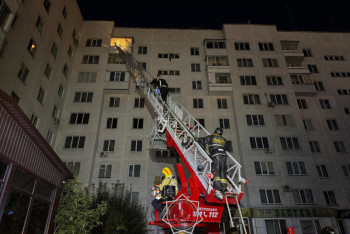 Фотография к новости: В Петропавловске пожарные спасли 29 человек из горящей многоэтажки