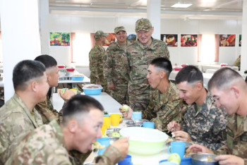 Фотография к новости: Министр обороны отведал обед солдат и дал поручения командованию