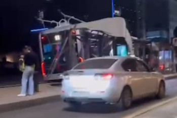 Фотография к новости: В Алматы троллейбус с пассажирами въехал в автобусную остановку