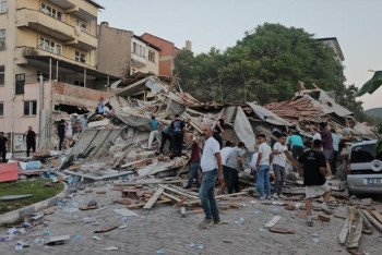 Фотография к новости: В Турции землетрясение разрушило 10 зданий, под завалами остаются люди