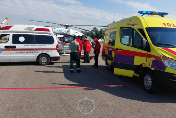 Фотография к новости: В Казахстане спасли российского туриста, придавленного камнем на высоте 4 км