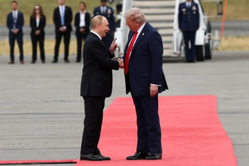 Фотография к новости: Путин и Трамп обменялись рукопожатиями