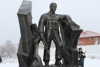 Фотография к новости: Житель Уральска требует снести памятник, установленный на его земле