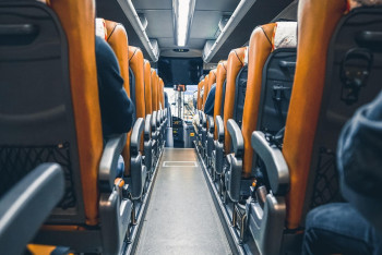 Фотография к новости: В Атырауской области автобус с пассажирами врезался в забор жилого дома