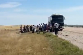 Фотография к новости: В Акмолинской области спасатели эвакуировали 50 пассажиров неисправного автобуса