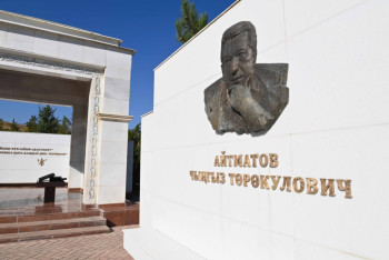 Фотография к новости: Токаев почтил память выдающегося писателя Чингиза Айтматова