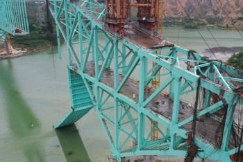 Фотография к новости: Трагедия в Китае: обрушение моста унесло жизни рабочих