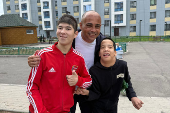 Фотография к новости: Главный тренер сборной Казахстана по футзалу поддержал особенного подростка из Астаны