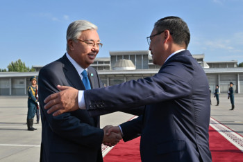 Фотография к новости: Жапаров лично проводил Токаева в аэропорту Манас