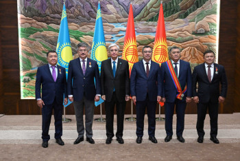 Фотография к новости: Токаев наградил общественных деятелей Кыргызстана