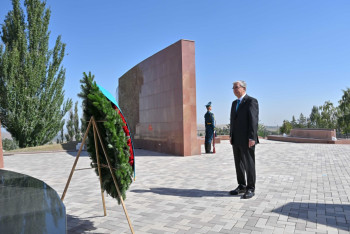 Фотография к новости: Токаев посетил историко-мемориальный комплекс в Кыргызстане