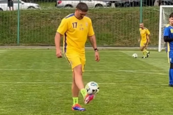 Фотография к новости: Боксёр Александр Усик продемонстрировал футбольные навыки