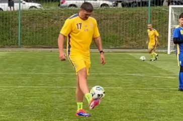 Фотография к новости: Боксёр Александр Усик продемонстрировал футбольные навыки