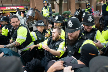 Фотография к новости: В Великобритании прошли массовые протесты против размещения мигрантов