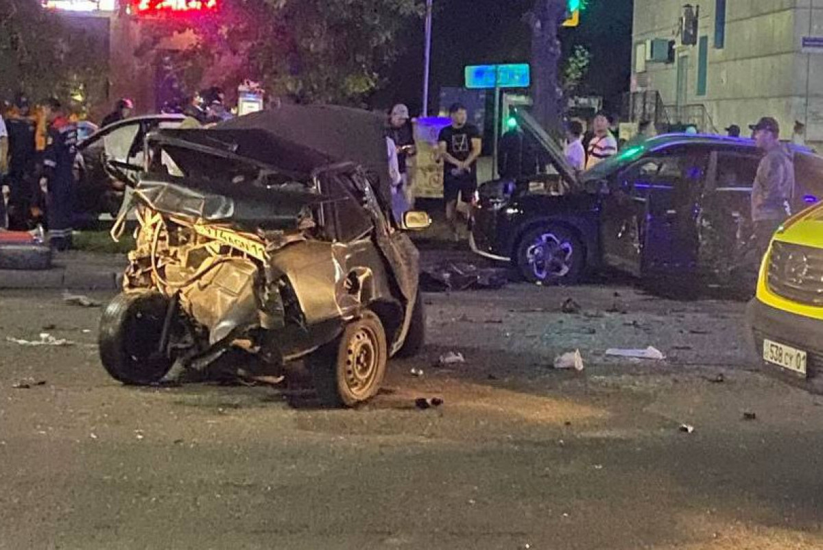  Threads / Ilyas Dogolbayev