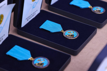 Фотография к новости: В Казахстане учреждена юбилейная медаль к 30-летию Конституции