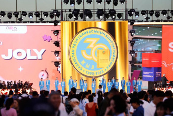 Фотография к новости: В Алматы концерт ко Дню Конституции собрал более 10 тысяч зрителей