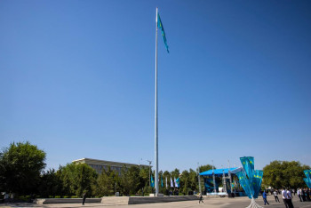 Фотография к новости: Государственный флаг подняли на 55-метровый флагшток в Конаеве в честь 30-летия Конституции