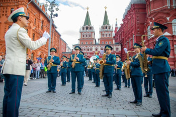 Фотография к новости: Военный оркестр Вооруженных сил РК поздравил казахстанцев с Днем Конституции