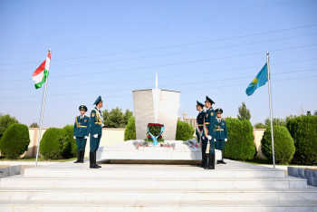 Фотография к новости: В Душанбе почтили память воинов-казахстанцев и великого поэта Абая