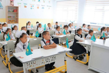 Фотография к новости: От трёхсменки к инновациям: в новые школы пошли 100 тысяч детей