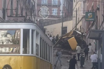 Фотография к новости: Трагедия в Лиссабоне: фуникулер "Глория" сошел с рельсов, есть погибшие