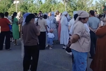 Фотография к новости: "Дети идут по грязи в школу": жители села в Мангистау потребовали автобусы