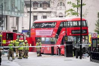 Фотография к новости: В Лондоне двухэтажный автобус врезался в здание: пострадали 17 человек