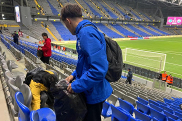 Фотография к новости: В Астане фанаты превратили финал матча Казахстан - Уэльс в экологическую акцию