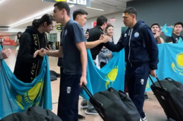 Фотография к новости: Сборную Казахстана по футболу в Брюсселе встретили с домброй и флагами